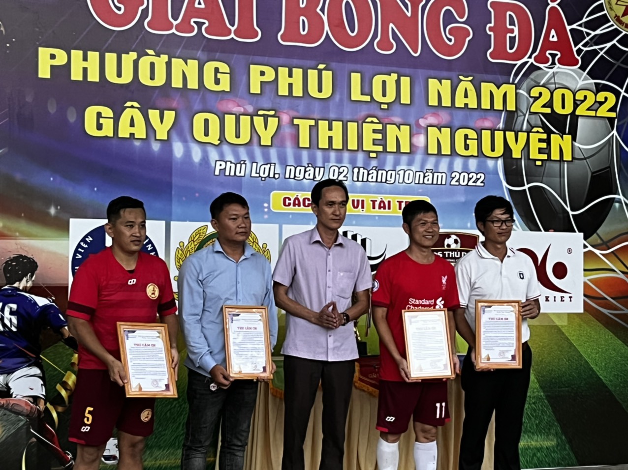 Nhân Kiệt cùng chương trình Giải bóng đá gây quỹ thiện nguyện tại Phường Phú Lợi