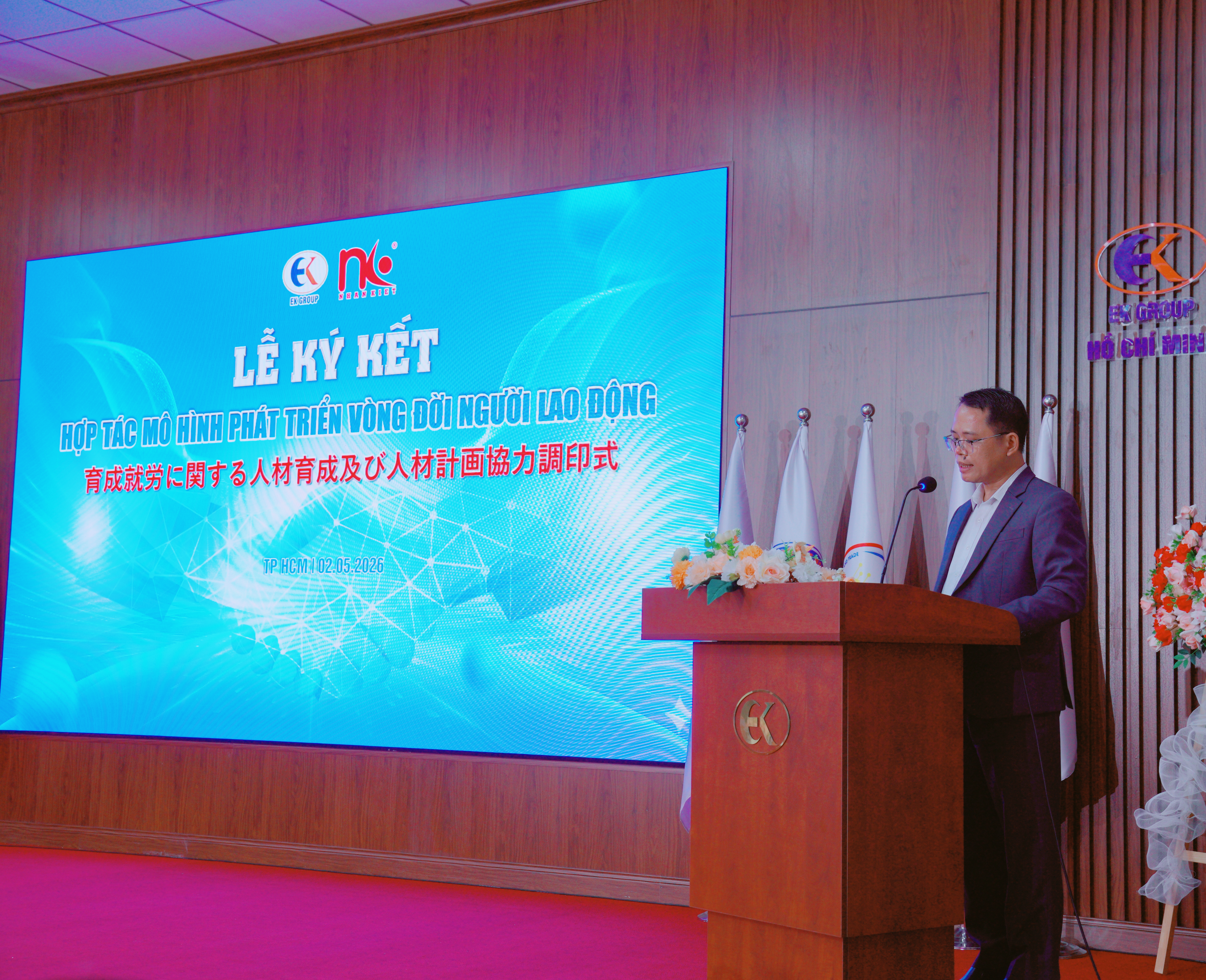 ông Đỗ Huy Lê phát biểu tại sự kiện EK Group