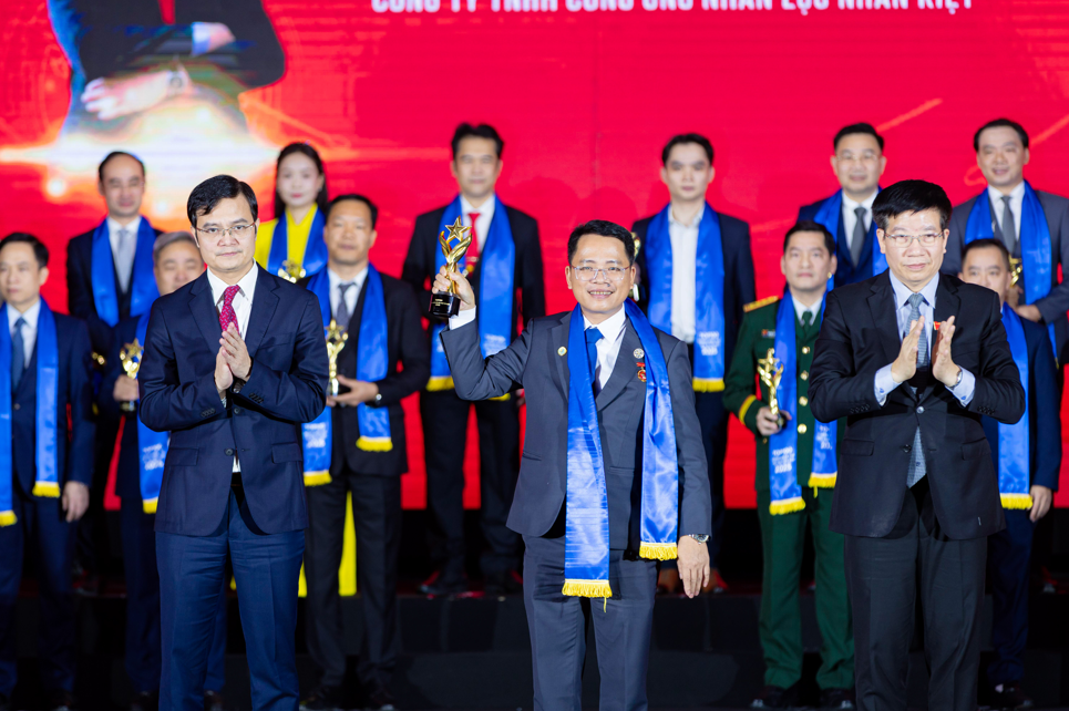 ÔNG ĐỖ HUY LÊ ĐƯỢC VINH DANH TẠI GIẢI THƯỞNG SAO ĐỎ – DOANH NHÂN TRẺ VIỆT NAM TIÊU BIỂU 2025